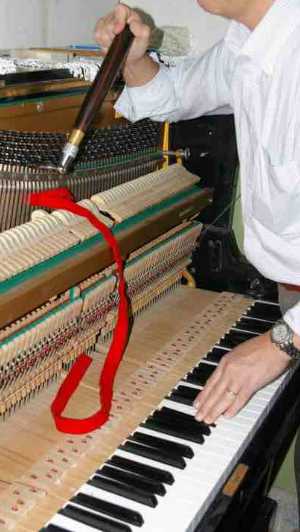ピアノの調律作業