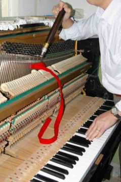 ピアノの調律作業